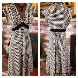 VAN HEUSEN BLACK AND WHITE V-NECK MIDI 8